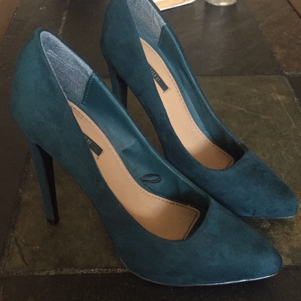 Size 8 Turqoise velvet heels